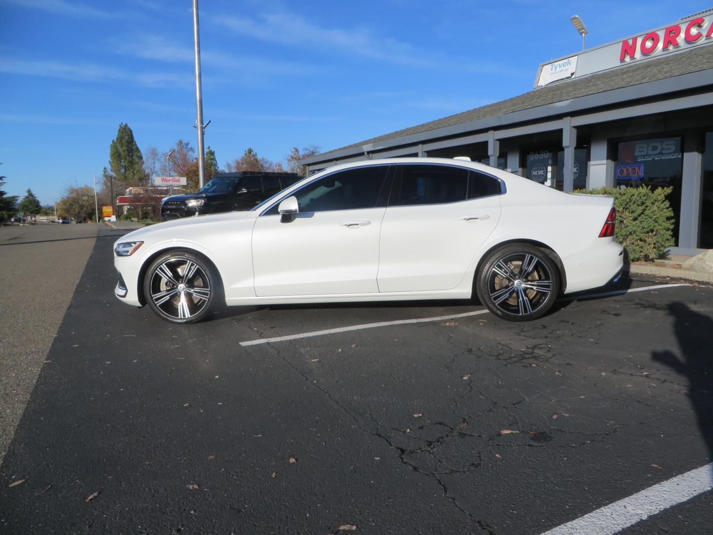 2019 White /BROWN Volvo S60 Inscription (7JRA22TL8KG) with an 4-Cyl, Drive-E, Turbo, Supercharged, 2.0 Liter engine, Automatic, 8-Spd Geartronic w/Adaptive Shift transmission, located at 2630 Grass Valley Highway, Auburn, CA, 95603, (530) 508-5100, 38.937893, -121.095482 - Photo#7